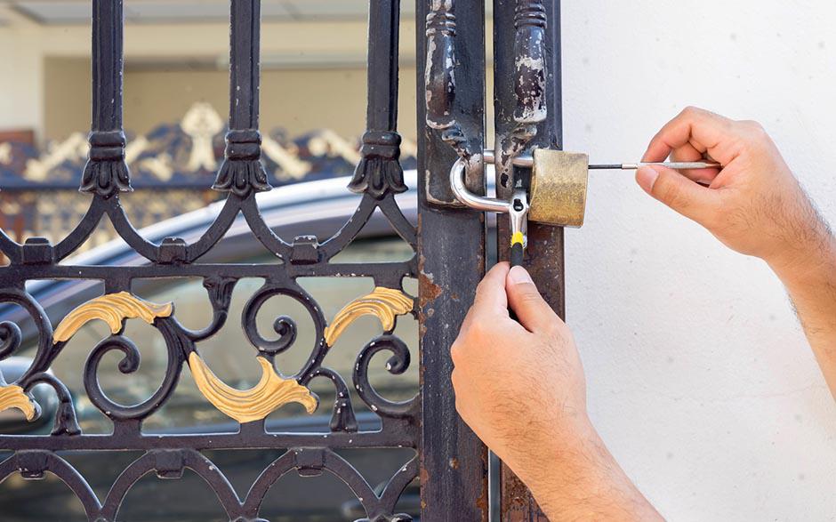 comment ouvrir porte avec clef derriere Écouen